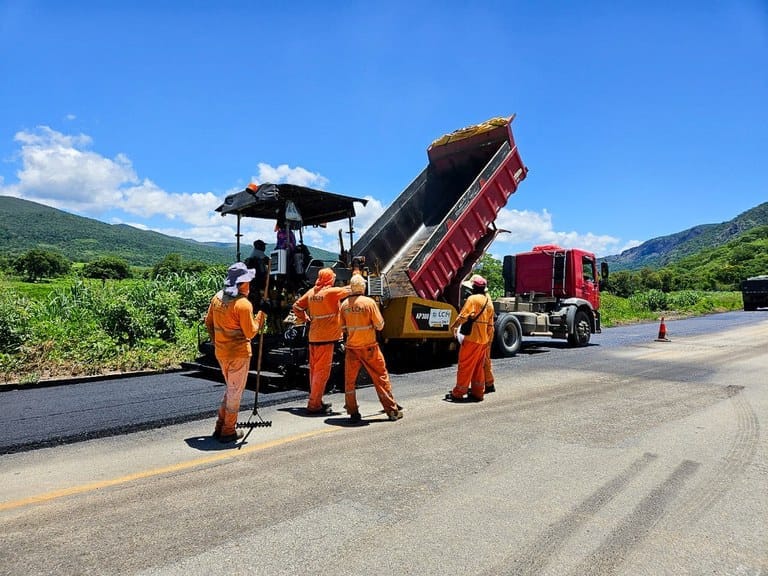 FOTO-HOMENS-TRABALHANDO
